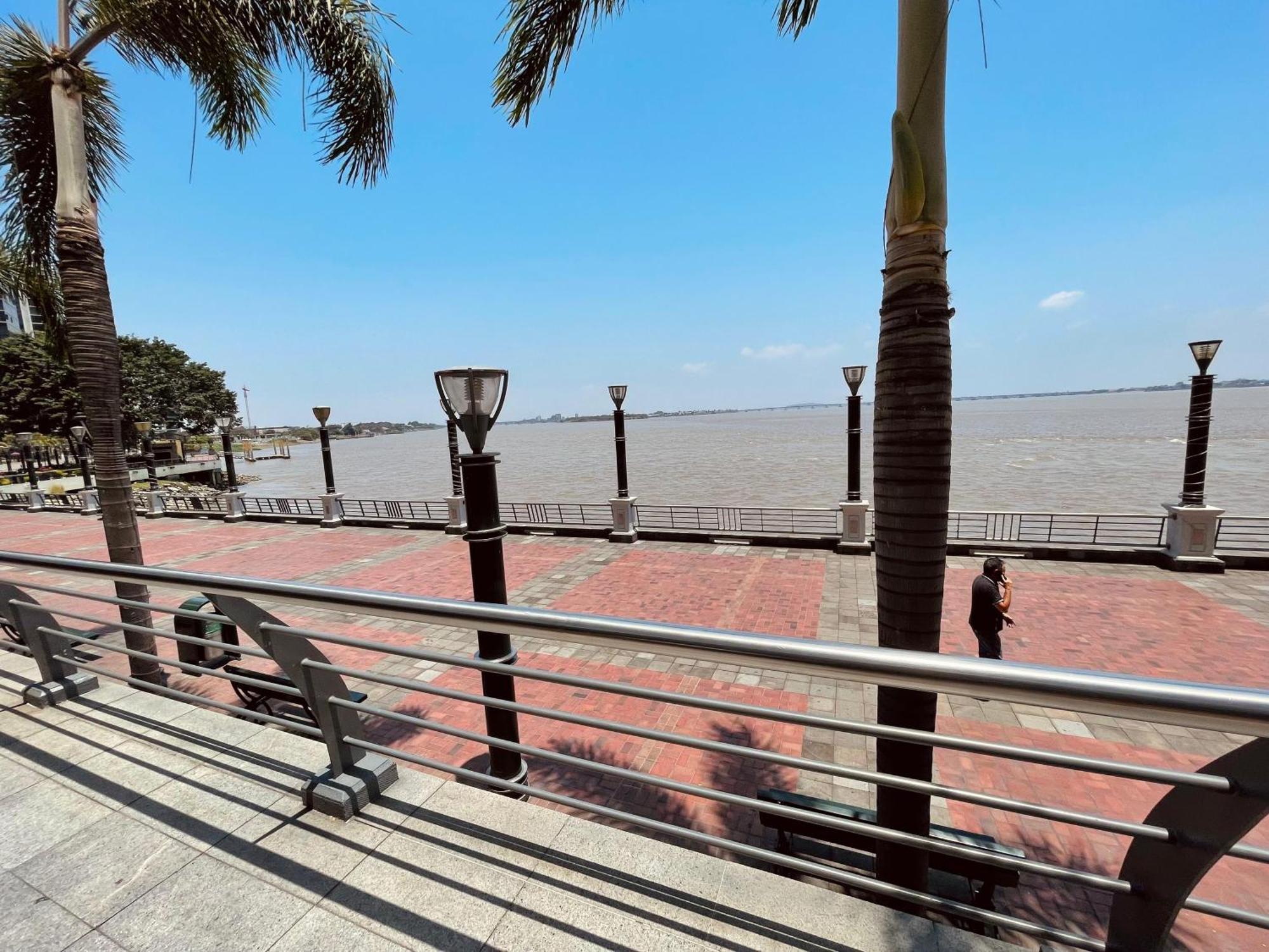 Suite Frente Al Rio En Puerto Santa Ana Riverfront Guayaquil Exterior photo